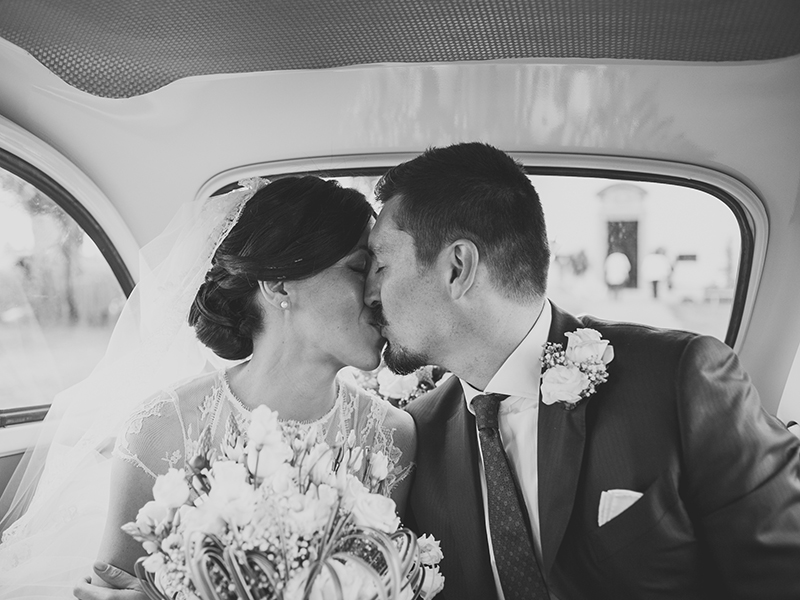 fotografo matrimonio crema cremona convento dei neveri bacio macchina vintage