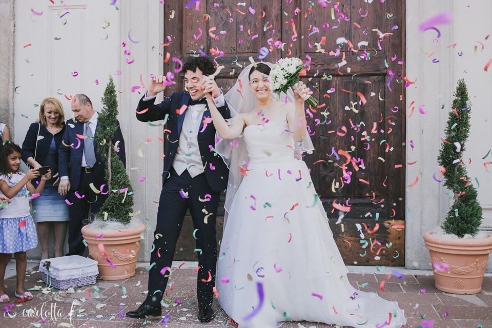carlotta f. fotografo matrimonio milano lancio riso sposi bride groom rice toss