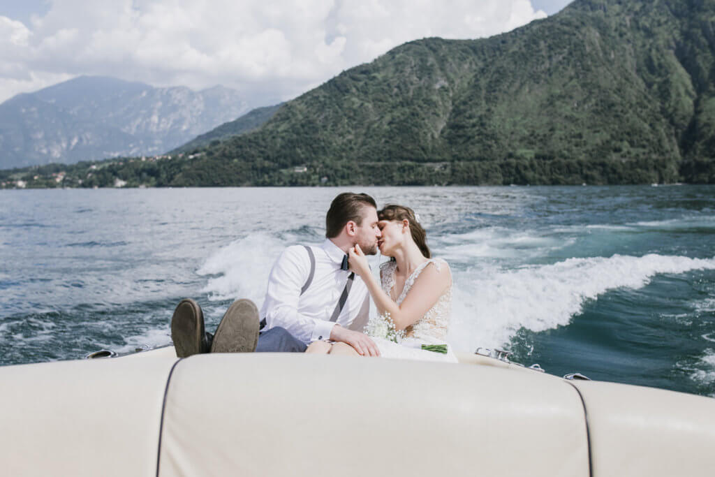 intimate wedding destination italy reportage matrimonio lago di como lake carlotta f bride groom sposa sposo taxi boat barca