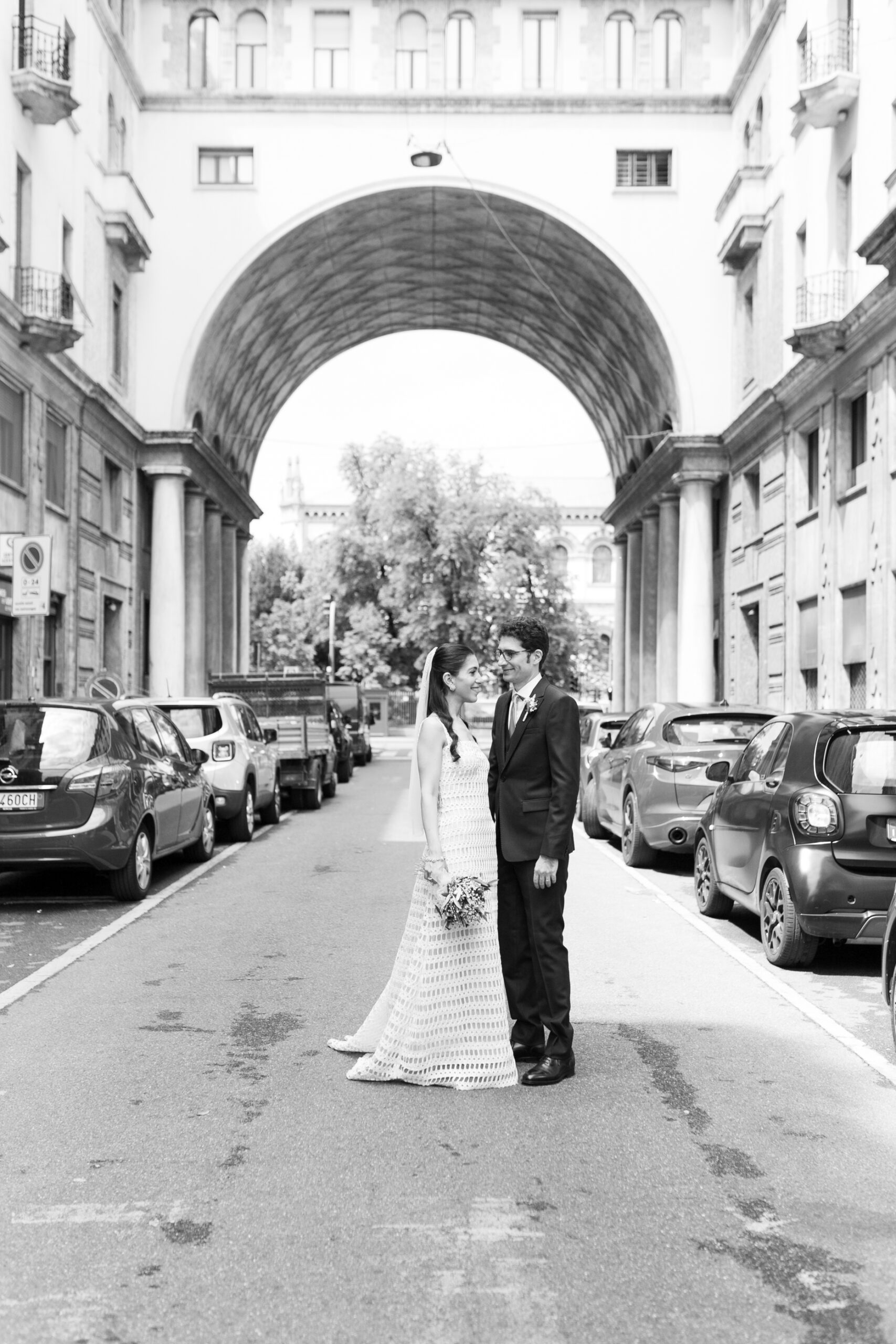 jessica enrico wedding matrimonio milano palazzo reale sposa bride sposo groom just married porta venezia street strada