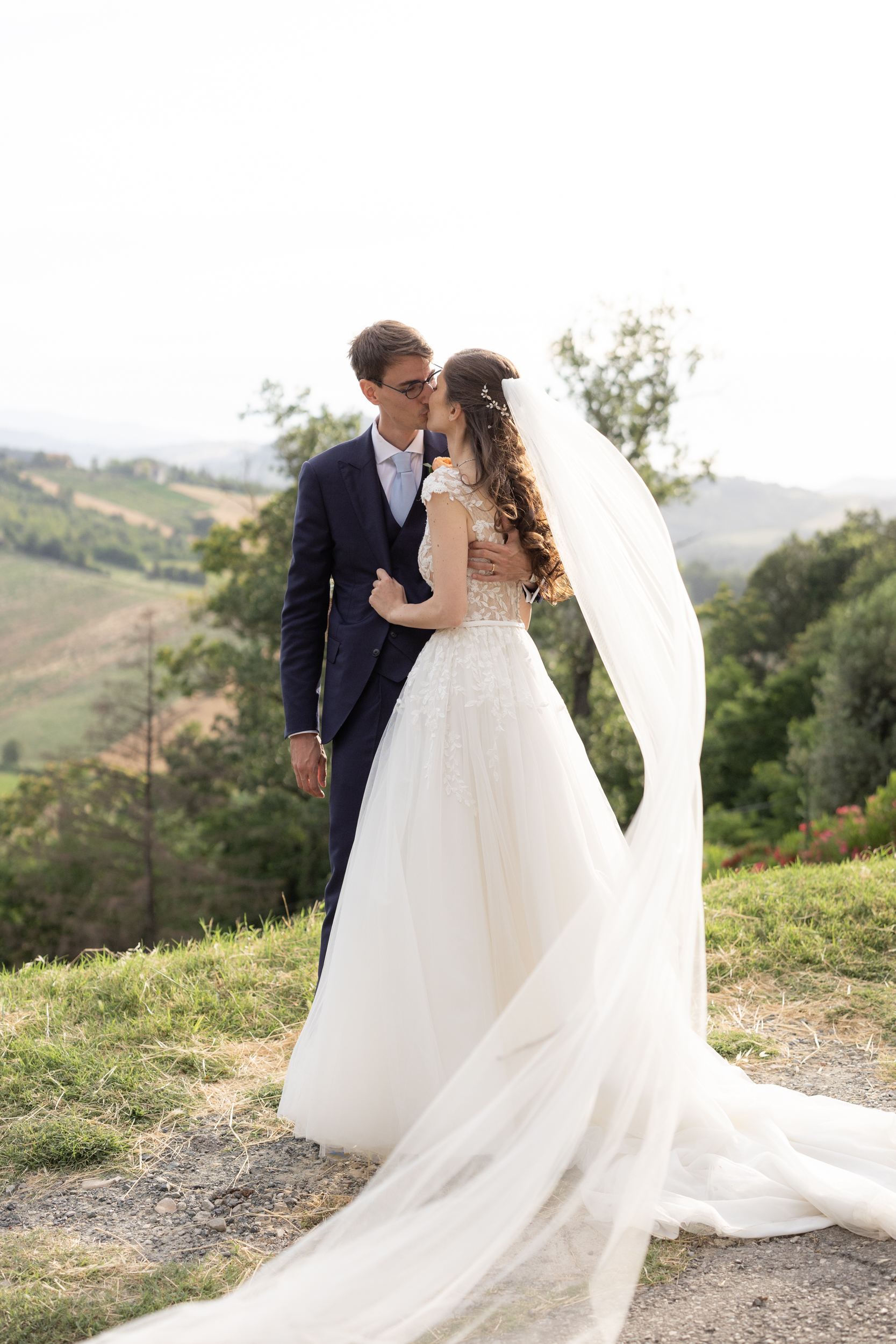 Silvia e Francesco_matrimonio reportage_castello di scipione_coppia_sposi_bacio