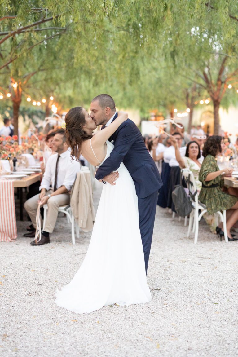 Elena e Umberto matrimonio wedding reportage Bergamo Portico del Seminario oggetthi pauline wedding cinema sposi ingresso bacio