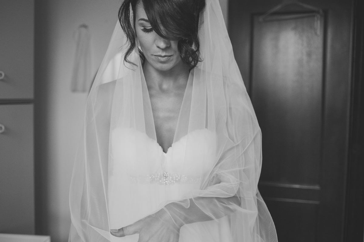 MG_4856-fotografo-matrimonio-cremona-sposa-preparazione-abito-ritratto-portfolio-wedding-HOME.jpg